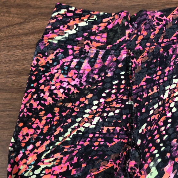 DonnaJo Capri Leggings NWOT Colorful and Comfy - Picture 4 of 5